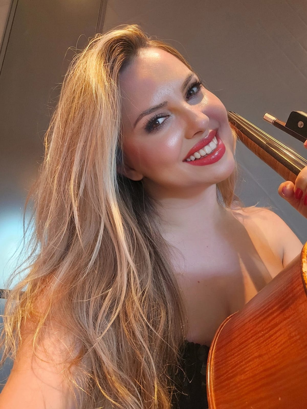 Elif Sayın çellosuyla portre